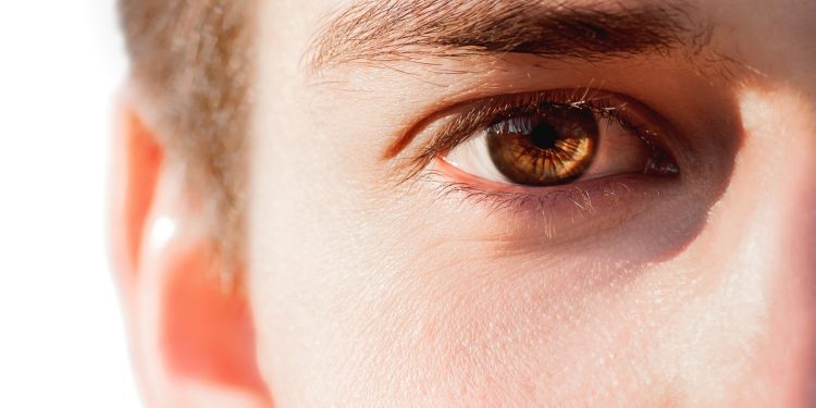 Trend nas redes, raspar os cílios pode causar lesões nos olhos