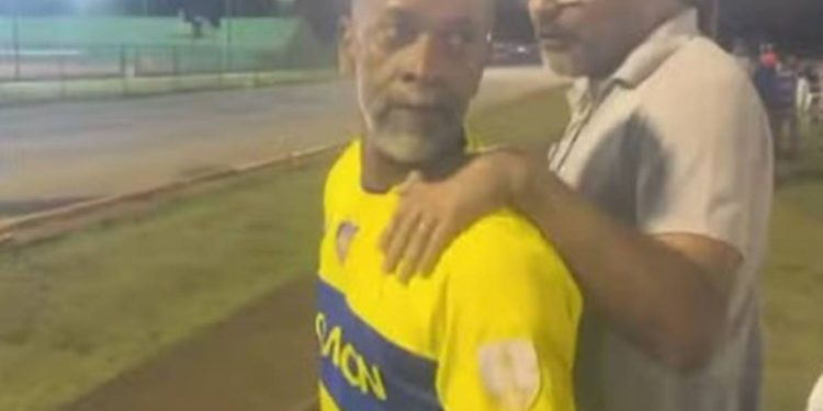 Pai arrasta a filha pela porta do carro e é preso em jogo de futebol