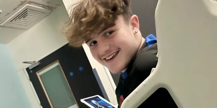 Jovem tem dor de cabeça ignorada por 1 ano e descobre câncer incurável