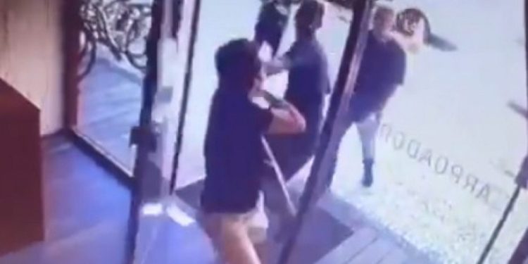 Ladrão avança e arranca cordão de ouro de turista que entrava em hotel