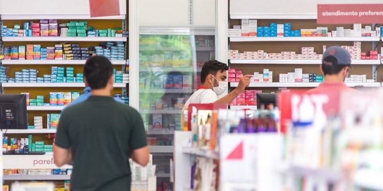 Mulher ganha indenização após cair em calçada de farmácia no DF