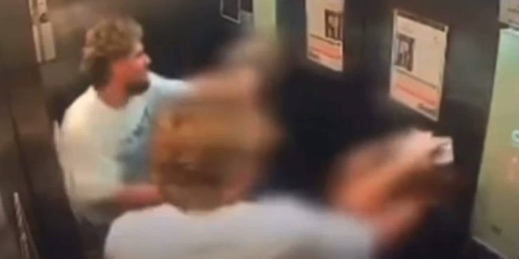 Imagens mostram turista espancando namorada com socos em elevador