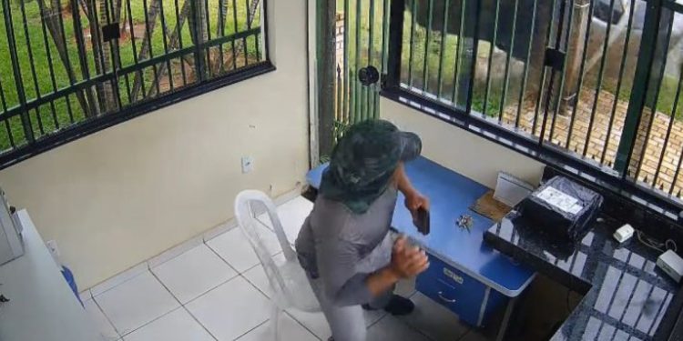 Zelador se apavora ao ver carro sendo arremessado após capotamento