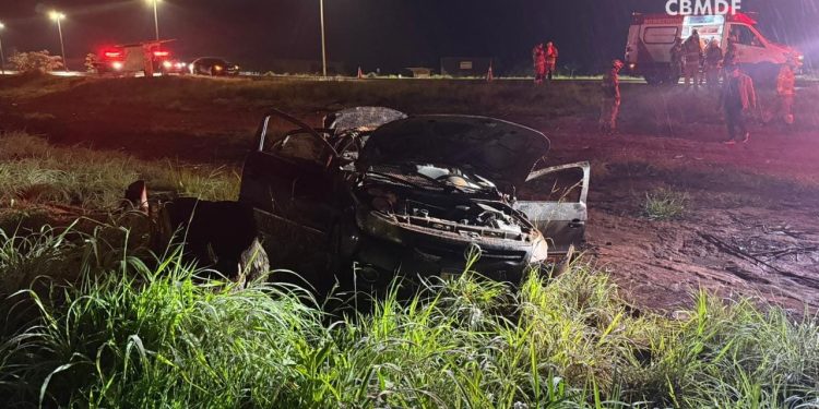Carro sai da pista, capota em rodovia e quatro pessoas ficam feridas