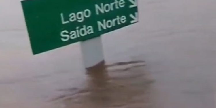 Parte da Ponte do Bragueto “some” após chuva forte provocar alagamento