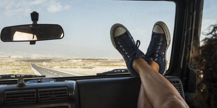 Cirurgiã vascular explica como prevenir trombose nas viagens de férias