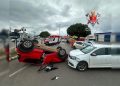Batida entre três veículos deixa um dos carros de cabeça para baixo