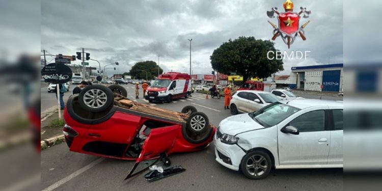 Batida entre três veículos deixa um dos carros de cabeça para baixo