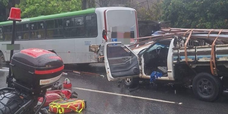 Motorista fica preso às ferragens após bater carro em ônibus parado