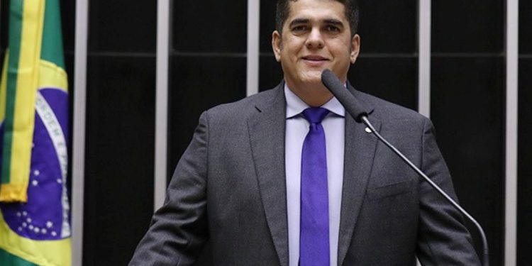 Deputado federal é alvo da PF suspeito de fraudes em licitação