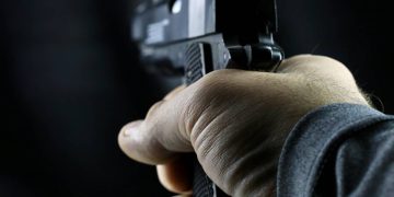 Homem é rejeitado por prostitutas, se revolta e atira na cabeça de cliente