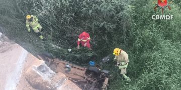 Carro com duas crianças se choca contra mureta e cai de ponte na BR-060