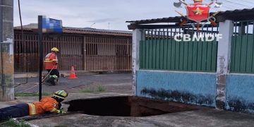 Chão se abre e irmãos são engolidos por cratera em calçada no DF
