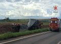 Carreta perde o controle, invade canteiro e capota em rodovia no DF