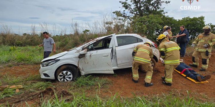 Idosa fica ferida após veículo sair da pista e capotar no DF