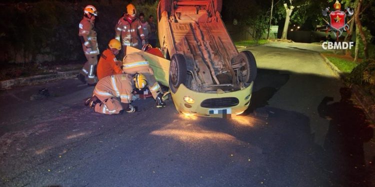 Motorista capota carro e fica preso às ferragens em área nobre do DF