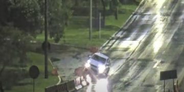 Motorista avança sobre sinalização no Eixão Norte e carro fica preso