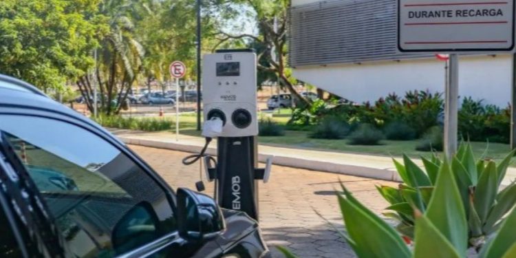 CLDF aprova projeto que autoriza postos a instalarem recarga elétrica