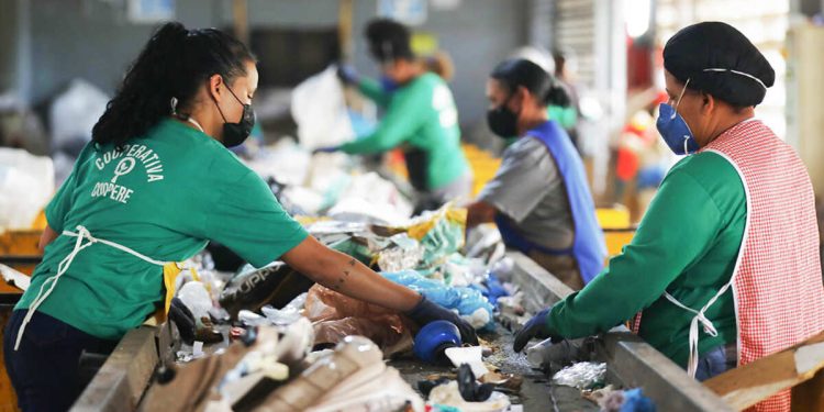 SLU atrasa o pagamento de catadores às vésperas do Natal