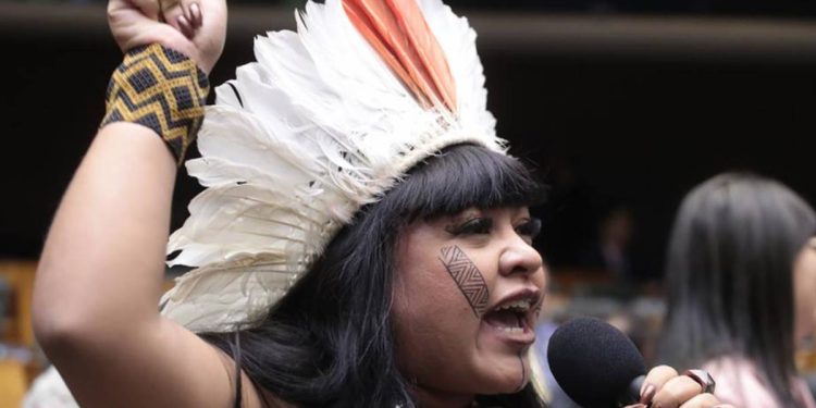 Em depoimento à polícia, deputada diz ter sido arrastada por seguranças