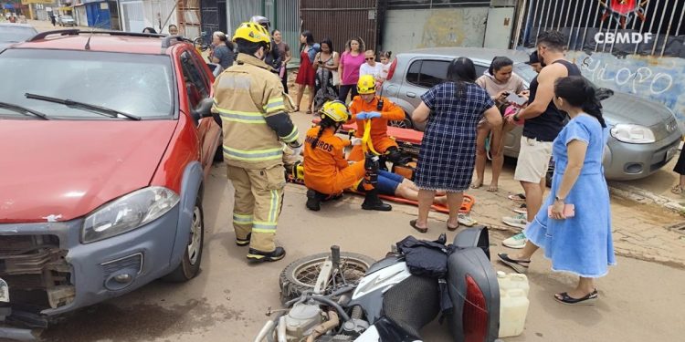 Duas pessoas ficam feridas em colisão entre carro e moto no DF