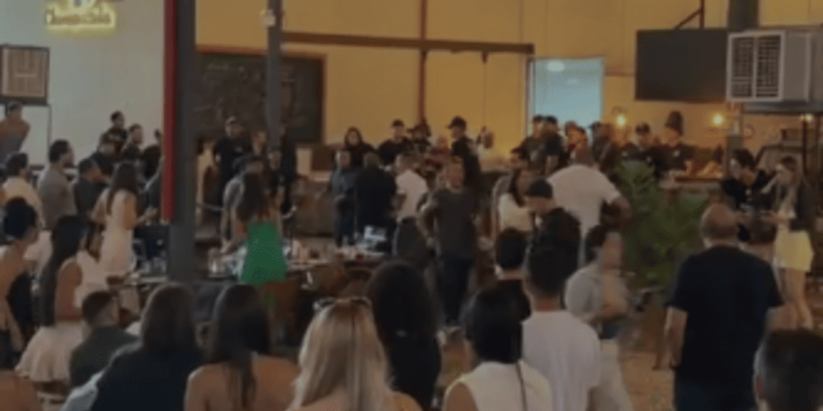 Famílias se desentendem e partem para briga em churrascaria do DF