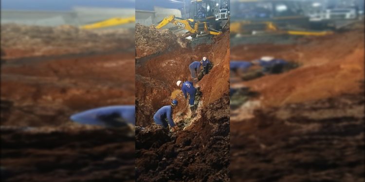 Rompimento de adutora abre cratera em asfalto de rua no DF