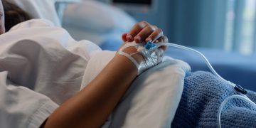 Criança que passou 10 anos com pedaço de vidro no corpo será indenizada