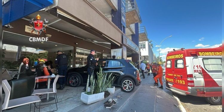 Carro desgovernado invade cafeteria na Asa Norte e mulher fica ferida