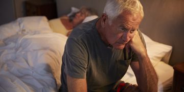 Insônia pode elevar risco de declínio cognitivo em idosos, diz estudo