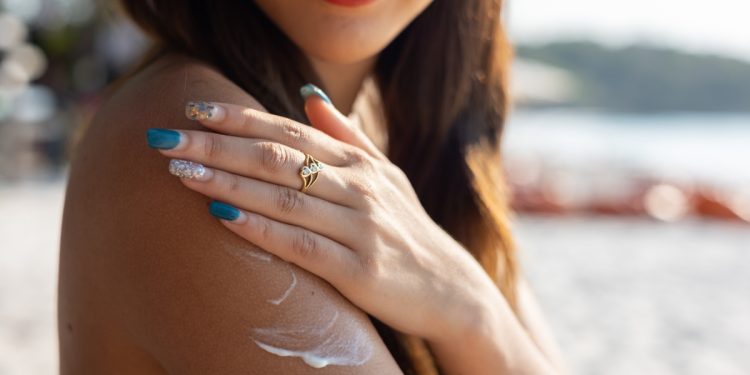 Dezembro Laranja: dermatologista lista 3 mitos sobre a exposição solar