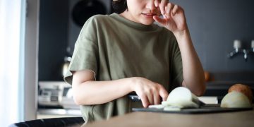 Entenda por que cortar cebola faz chorar e como aliviar o ardor