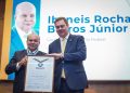 Em solenidade, Ibaneis recebe a Medalha Mérito Sistema Fecomércio-DF