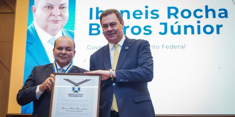 Em solenidade, Ibaneis recebe a Medalha Mérito Sistema Fecomércio-DF