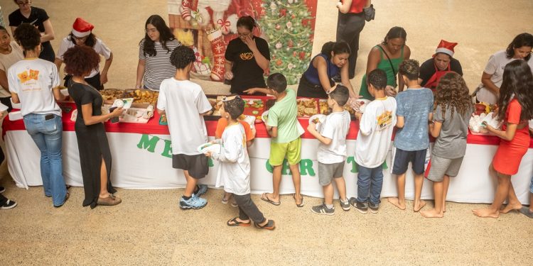 Com Papai Noel, Inglês na Estrutural terá Natal para 120 alunos