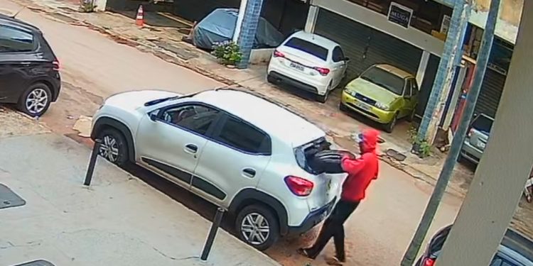 Dupla quebra vidro e furta estepe de carro estacionado na Asa Norte