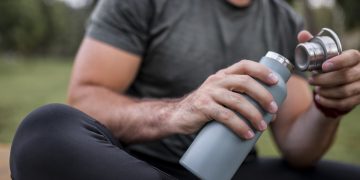 Infectologista explica a importância de higienizar a garrafinha d’água