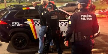 Cheiro de maconha: gerente puxa faca para clientes em confusão de bar