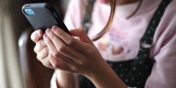 Saiba como o excesso de telas afeta as habilidades motoras de crianças