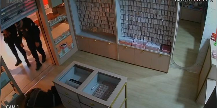 Assista ao momento em que ladrão é preso dentro de loja em shopping do DF