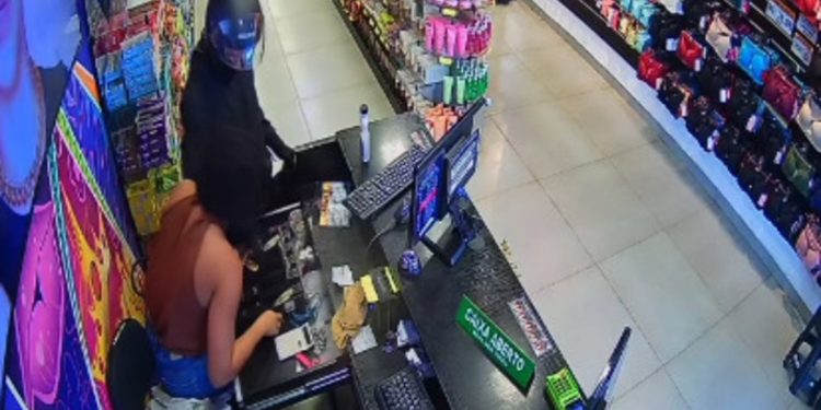 Dupla armada rende funcionárias e rouba loja da Império das Maquiagens