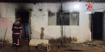 Corpo é encontrado carbonizado após casa pegar fogo no DF