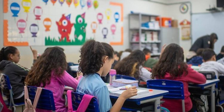 Entrega do Cartão Uniforme Escolar é adiada; saiba quando vai começar