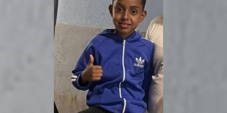 Menino de 10 anos esfaqueado acorda do coma e diz primeiras palavras