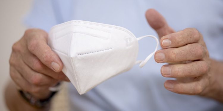 Gripe K: chefe de saúde do Reino Unido pede que população use máscara