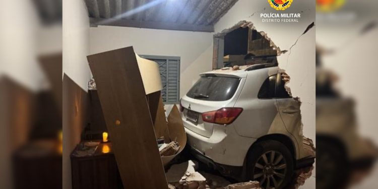 Condutora bêbada e sem CNH perde controle de carro e invade casa no DF