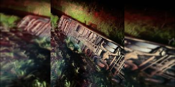 Ônibus com 22 passageiros capota na BR-060 e deixa ao menos 10 feridos