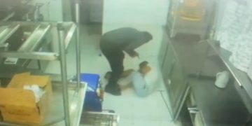 Encapuzado invade pizzaria, atira em homem e sussurra no ouvido dele