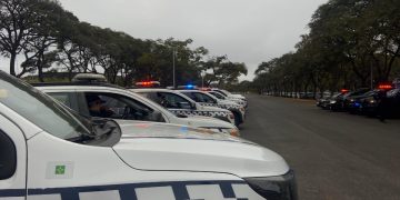 Homem dá tiros na rua, bate em viatura, atropela PM do DF e é baleado