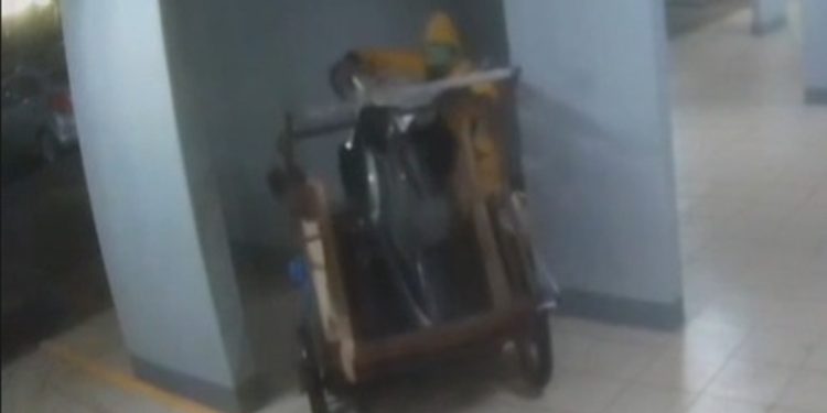 Ladrão esconde moto em carrinho de recicláveis após furto na Asa Sul